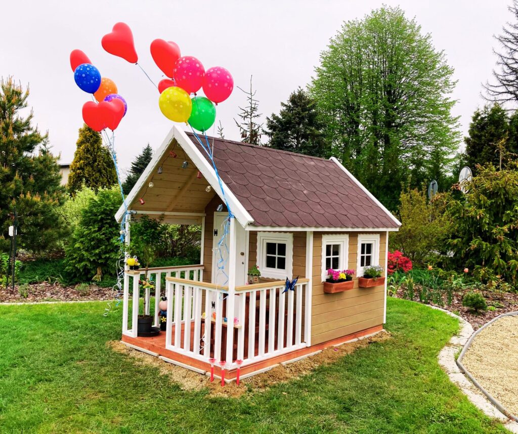 záhradný domček dodaný ako darček na narodeniny ozdobený balónmi a svetielkami