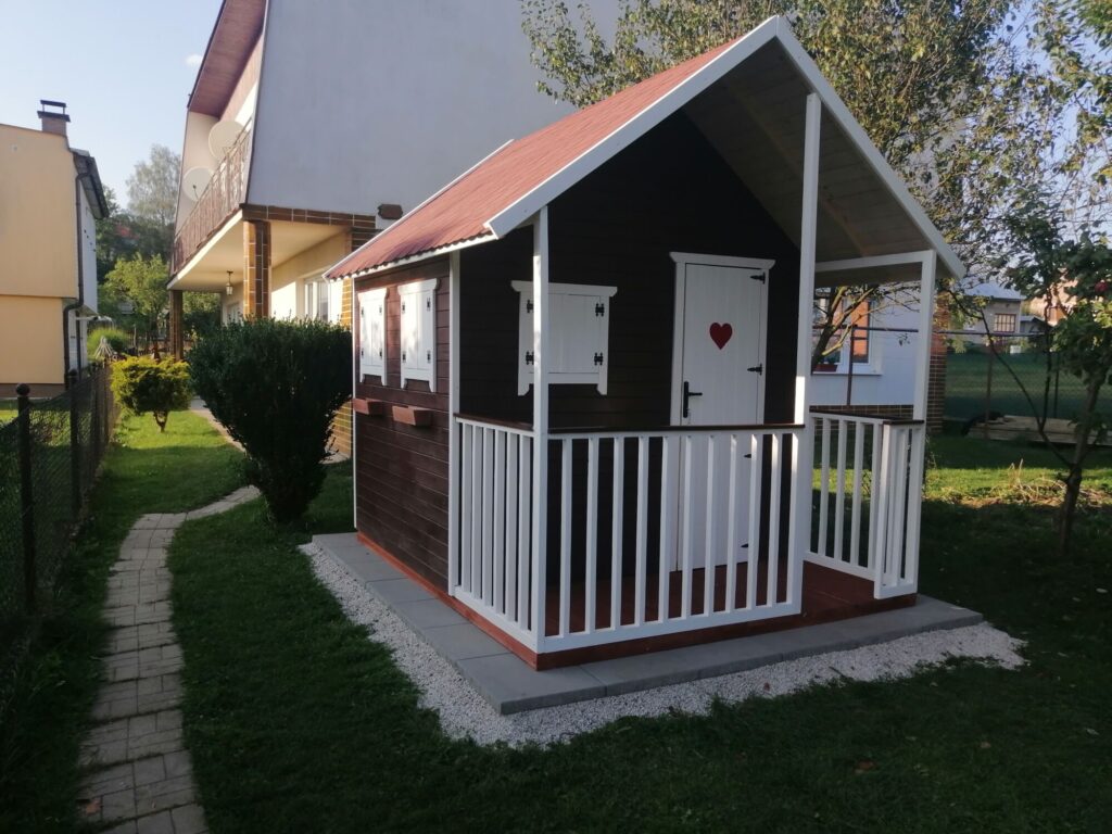 Detail dreveného záhradného domčeka pre deti – kvalita a dizajn. Záhradný domček v tmavo-hnedej farbe.