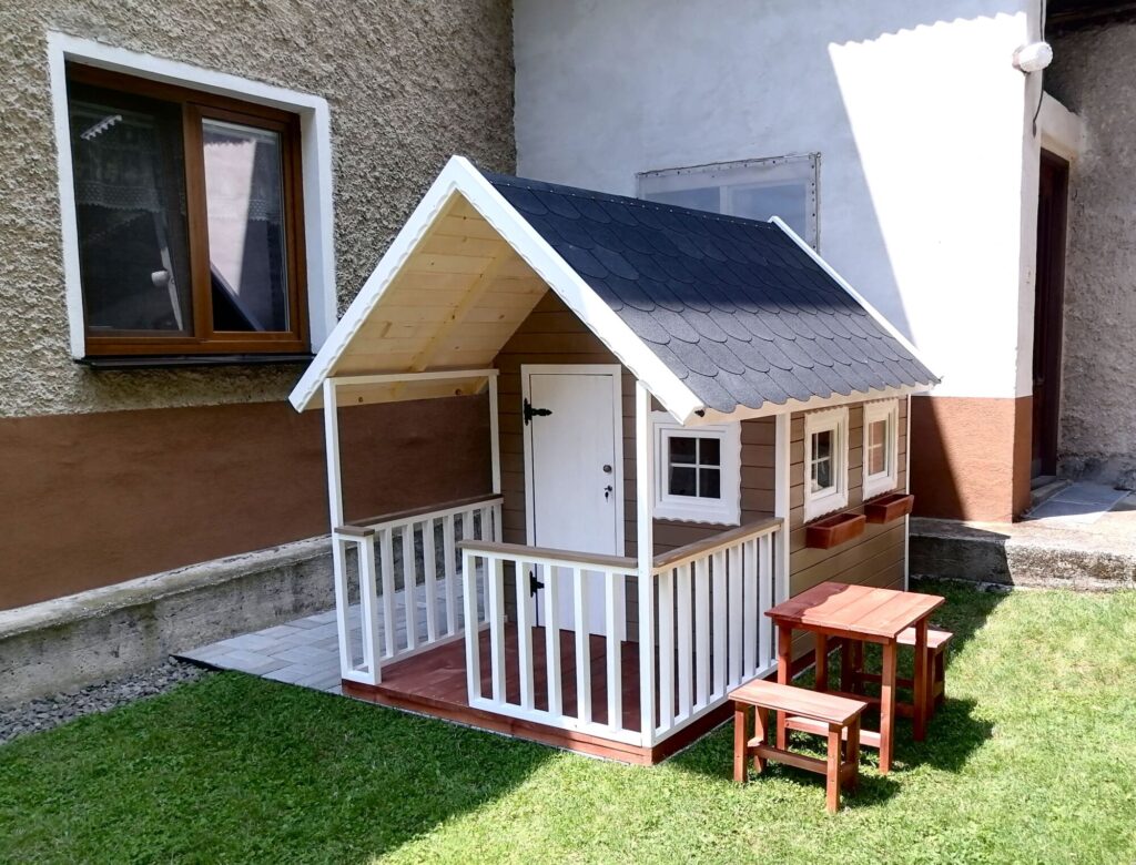 Deti sa radi hrajú v kvalitnom záhradnom domčeku vyrobenom z ekologických materiálov - typ C s otvárateľnými oknami vo svetlo-hnedej farbe