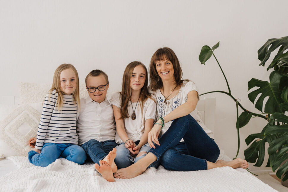 Jana Portugall so svojimi 3 deťmi so špeciálnymi potrebami (s hendikepom)