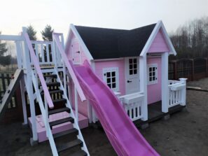 Zámkový záhradný domček pre deti so šmýkačkou a&nbsp;pieskoviskom